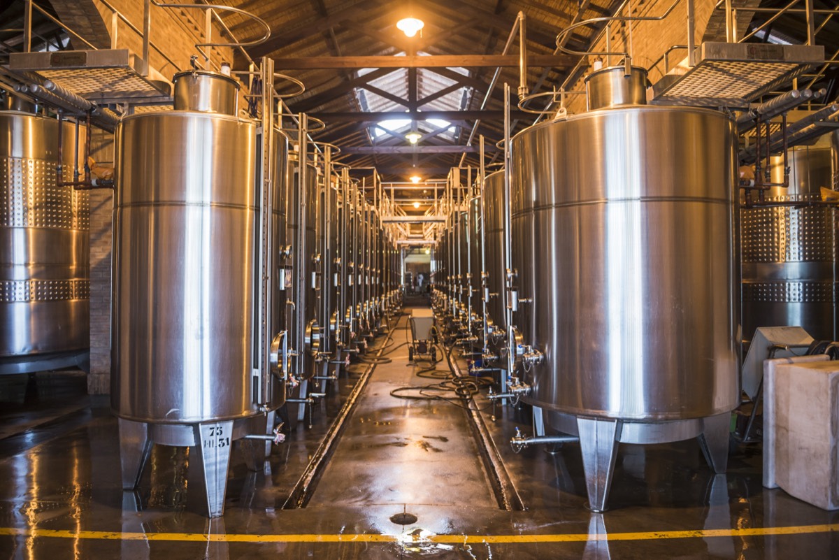 Fermentationstanks in einer Brauerei